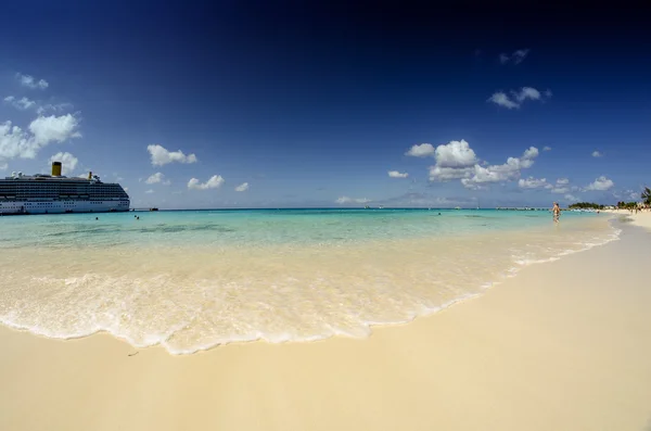 Plaża i krystalicznie czystej wody z grand cayman — Zdjęcie stockowe