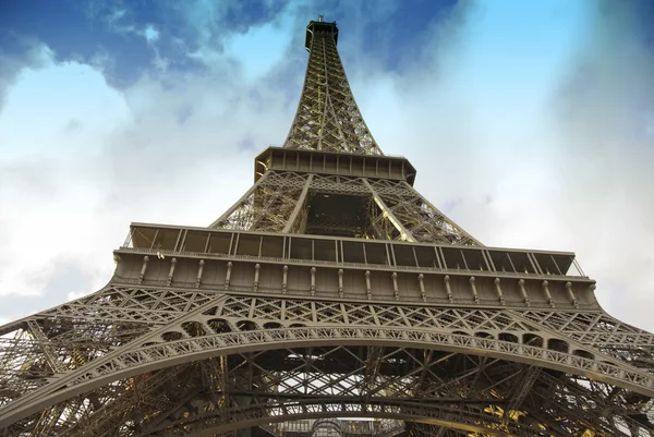 Uitzicht op de Eiffeltoren in Parijs — Stockfoto