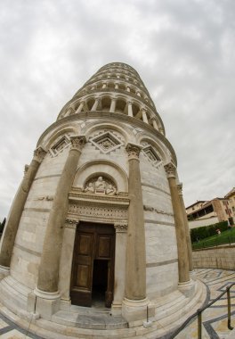 Pisa Kulesi meydanında mucize, balıkgözü görünümü