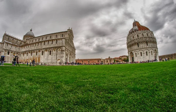 Famosa vista de los monumentos de Pisa, incluyendo la Torre Inclinada — Foto de Stock