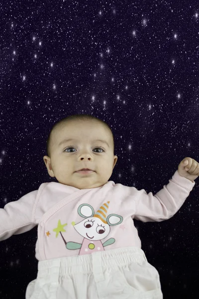 Bebê sorrindo contra uma noite estrelada — Fotografia de Stock