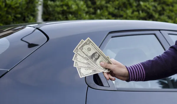 Зарабатывание денег на продаже автомобилей — стоковое фото
