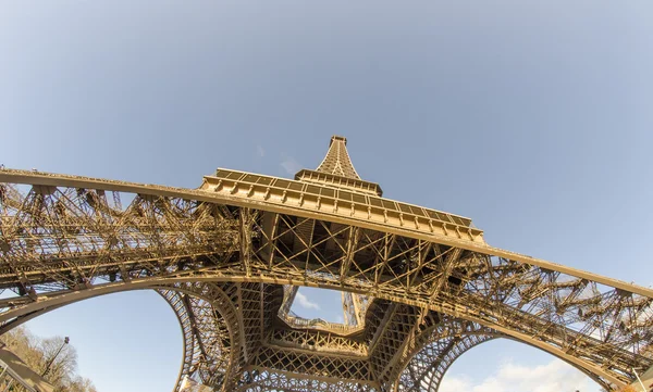 Вгору видом на Ейфелеву вежу в Парижі — стокове фото