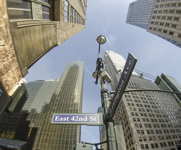 Nedifrån och upp-Visa new york skyskrapor — Stockfoto