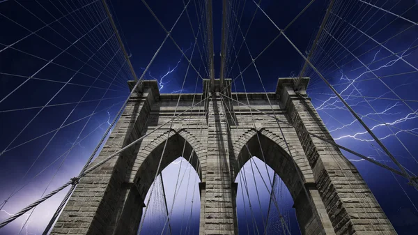 Штурм наближається до Нью-Йорку і Бруклінський міст — стокове фото
