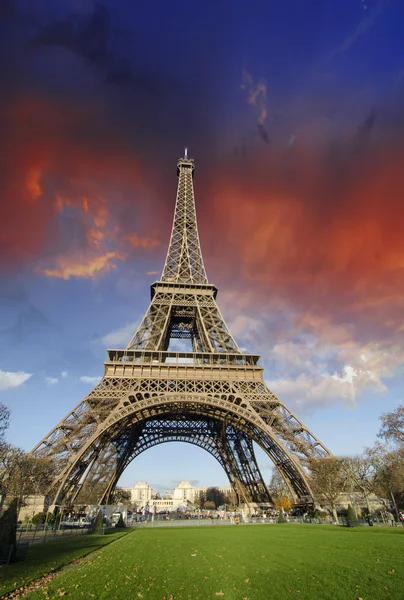 Barvy Eiffelovu věž v Paříži — Stock fotografie