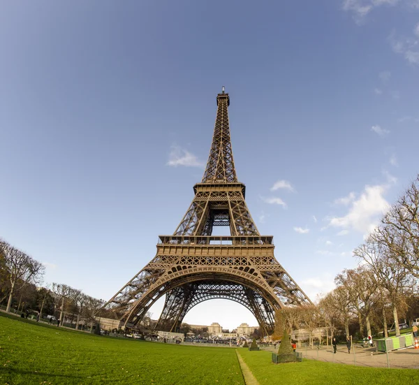 Взимку вид на Ейфелеву вежу в Парижі — стокове фото