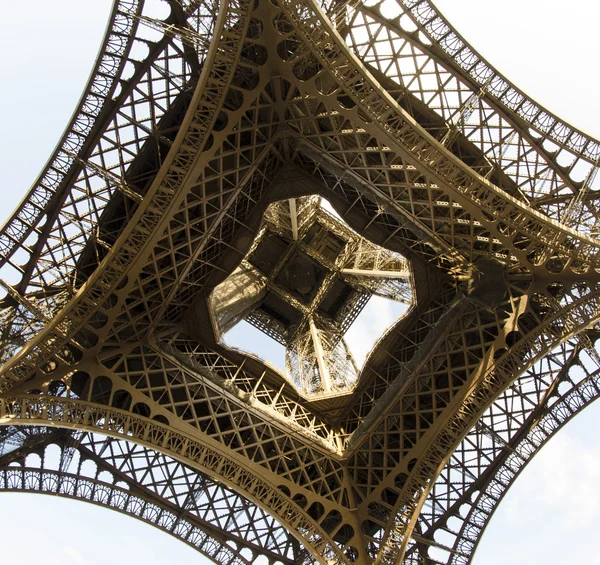 Felfelé halszem kilátás az Eiffel-torony — Stock Fotó