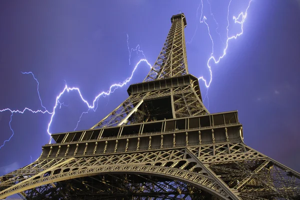 Πύργος του Άιφελ βλέπει από κάτω από, Παρίσι — Φωτογραφία Αρχείου