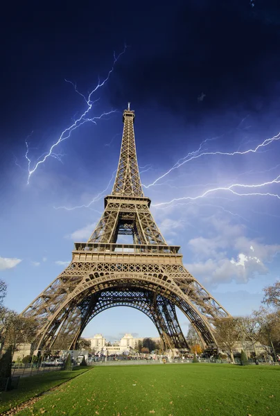 Tiempo tormentoso sobre la Torre Eiffel — Foto de Stock