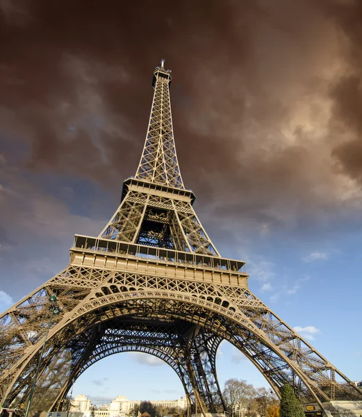 Stormigt väder över Eiffeltornet — Stockfoto