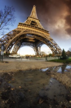 Eyfel Kulesi Paris yukarıda dramatik gökyüzü renkleri