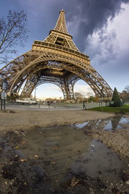 Paris'te Eyfel Kulesi'nin muhteşem gökyüzü c ile güzel bir fotoğraf