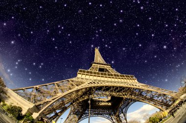 yıldızlar ve Eyfel Kulesi Paris üzerinde gökyüzü gece