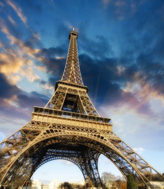 Paris'te Eyfel Kulesi'nin muhteşem gökyüzü c ile güzel bir fotoğraf