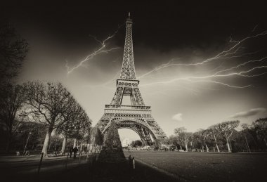 Fırtına ve Eyfel Kulesi yukarıda Lightning'ler