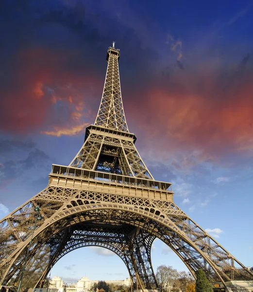 Salida del sol en París, con la Torre Eiffel — Foto de Stock