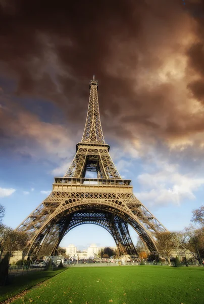 Slecht weer naderende Eiffeltoren — Stockfoto
