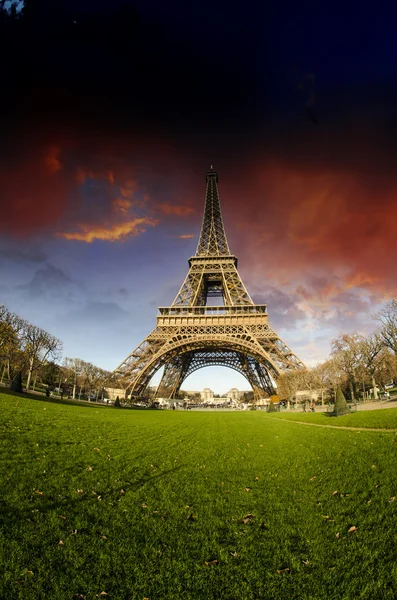 Blick auf den berühmten Eiffelturm vom Champs de mars — Stockfoto