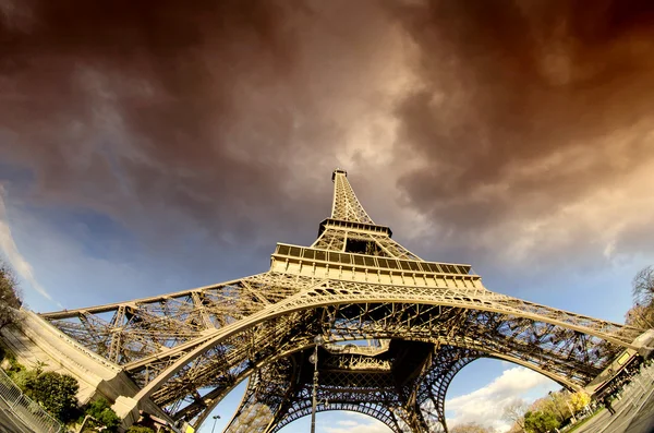 Le mauvais temps approche Tour Eiffel — Photo