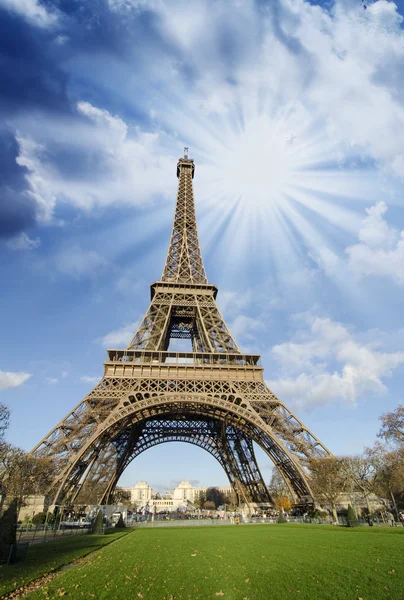 Mraky a barvy oblohy nad Eiffelova věž — Stock fotografie