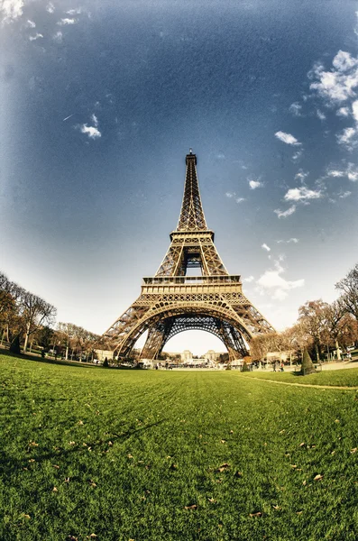 Curvas de la Torre Eiffel bajo el cielo azul en la brillante mañana de invierno —  Fotos de Stock