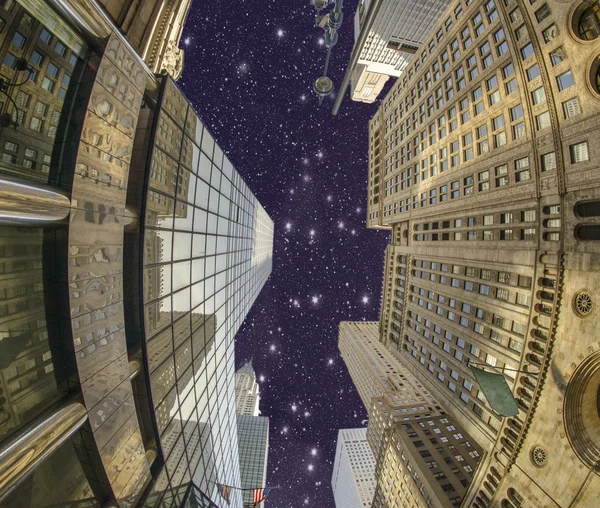 Manhattan gökdelen gece yukarı doğru görünümü — Stok fotoğraf