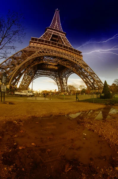 Tormenta y relámpagos sobre la Torre Eiffel — Foto de Stock