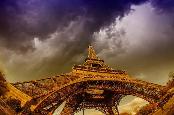 Beautiful photo of the Eiffel tower in Paris with gorgeous sky c — Stock Photo, Image
