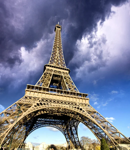 Vista frontale della Torre Eiffel da Champ de Mars — Foto Stock