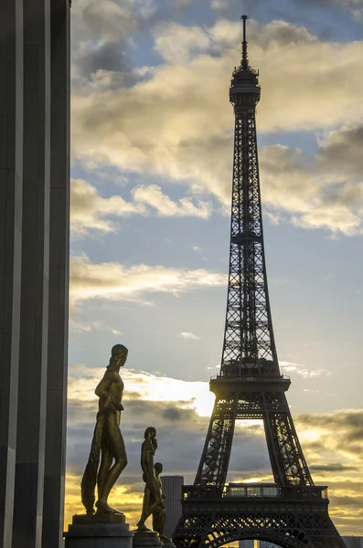 以上在巴黎埃菲尔铁塔的戏剧性的天空颜色 — 图库照片