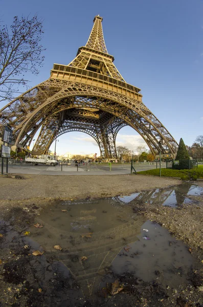 Wolken en lucht kleuren boven Eiffeltoren — Stockfoto