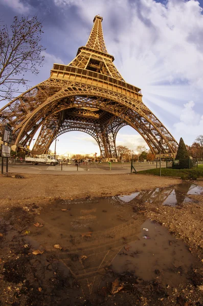 Az Eiffel-torony Párizsban, a gyönyörű eget c gyönyörű fotó — Stock Fotó