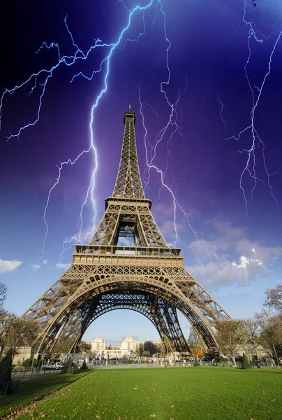 Vihar és villámlás felett Eiffel-torony — Stock Fotó