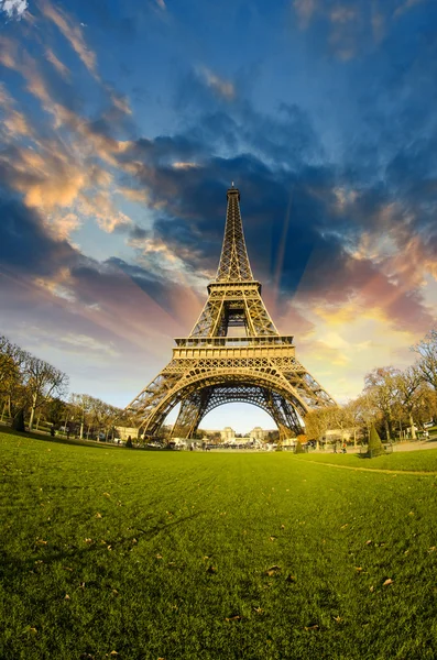 Vista frontal da Torre Eiffel de Champ de Mars — Fotografia de Stock