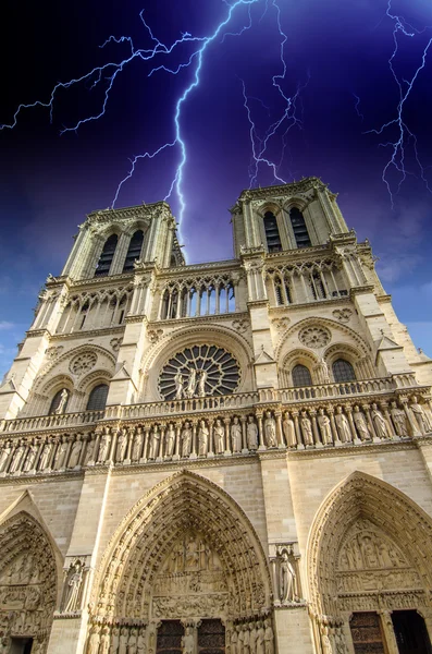 Illuminazione sopra Notre Dame a Parigi — Foto Stock