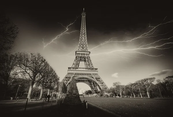 Fırtına ve Eyfel Kulesi yukarıda Lightning'ler — Stok fotoğraf