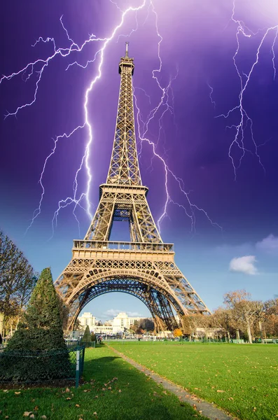 Tormenta sobre la Torre Eiffel, vista desde el Campo de Marte —  Fotos de Stock