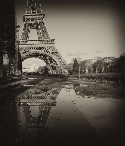 Черно-белый вид на Эйфелеву башню в Париже — стоковое фото
