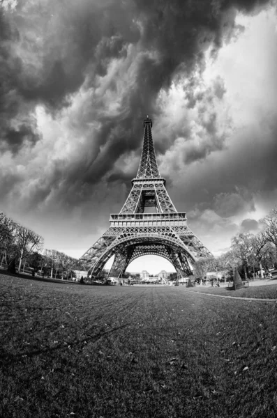Framifrån av Eiffeltornet från champ de mars — Stockfoto