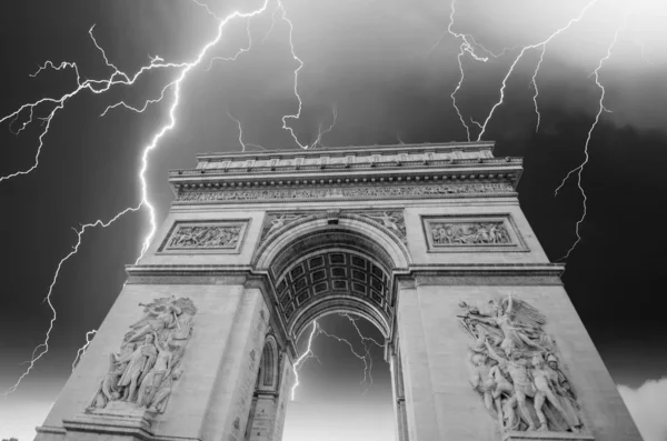 Paris'teki ünlü arc de Triomphe'ye dramatik gökyüzü ile — Stok fotoğraf