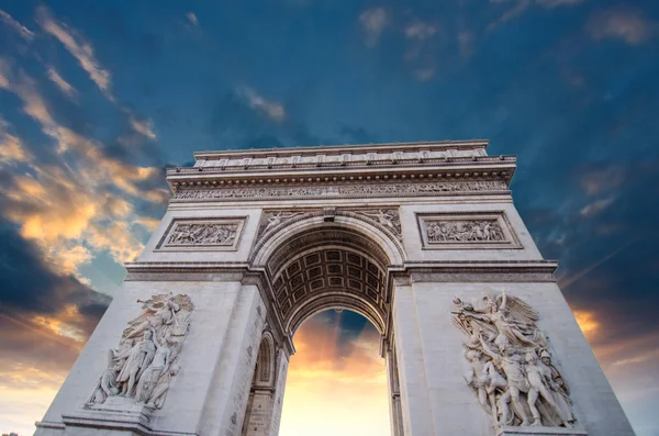 Famoso Arco del Triunfo en París con cielo dramático — Foto de Stock