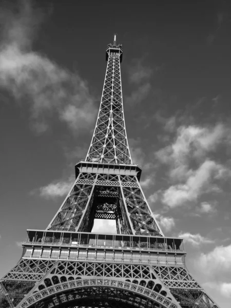 Vista em preto e branco da Torre Eiffel em Paris — Fotografia de Stock