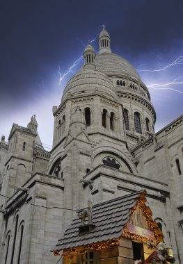 sacre coeur Katedrali Paris üzerinde fırtınalı gökyüzü