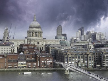 Londra'da millennium köprüsü üzerinde fırtına