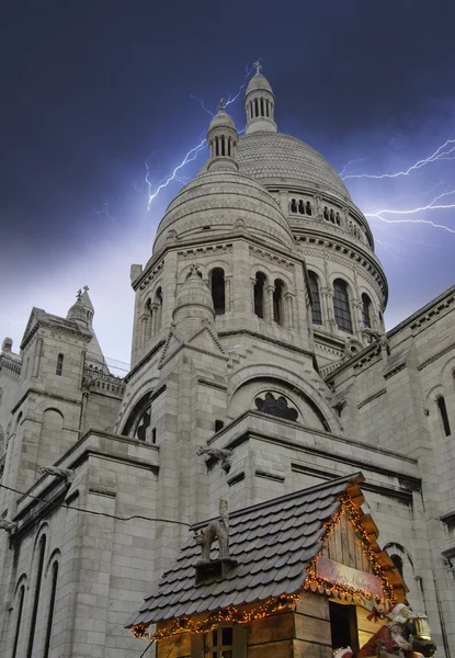 Sacre coeur Katedrali Paris üzerinde fırtınalı gökyüzü — Stok fotoğraf
