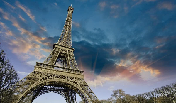 Sonnenuntergang über dem Eiffelturm vom Champs de mars — Stockfoto
