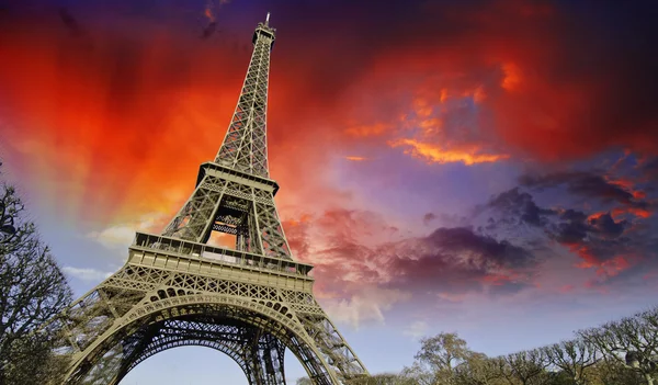 Sunset over Eiffel Tower from Champs de Mars — Stock Photo, Image