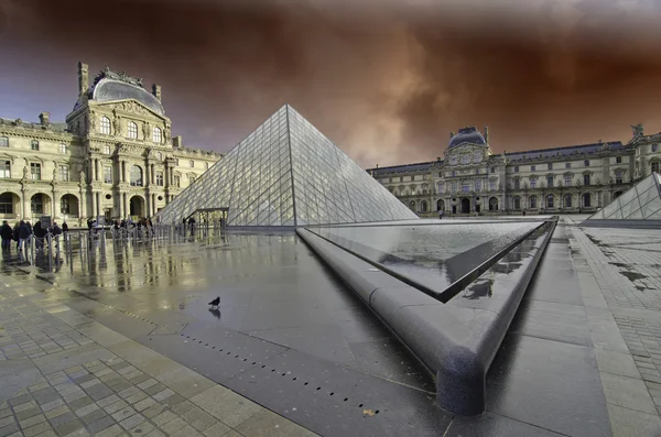 Burza nad Luwr w Paryżu — Zdjęcie stockowe
