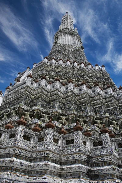 Wat arun, templet i gryningen — Stockfoto